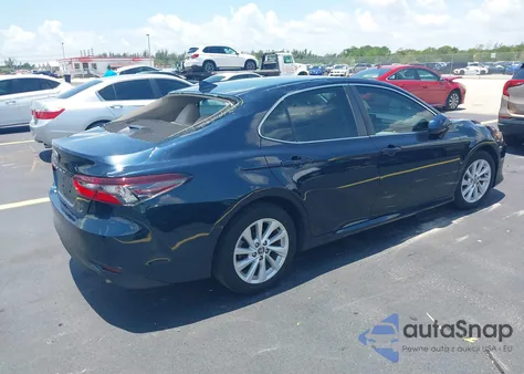 2021 Toyota Camry Le z USA, uszkodzony, nr VIN 4T1C11AK2MU455202